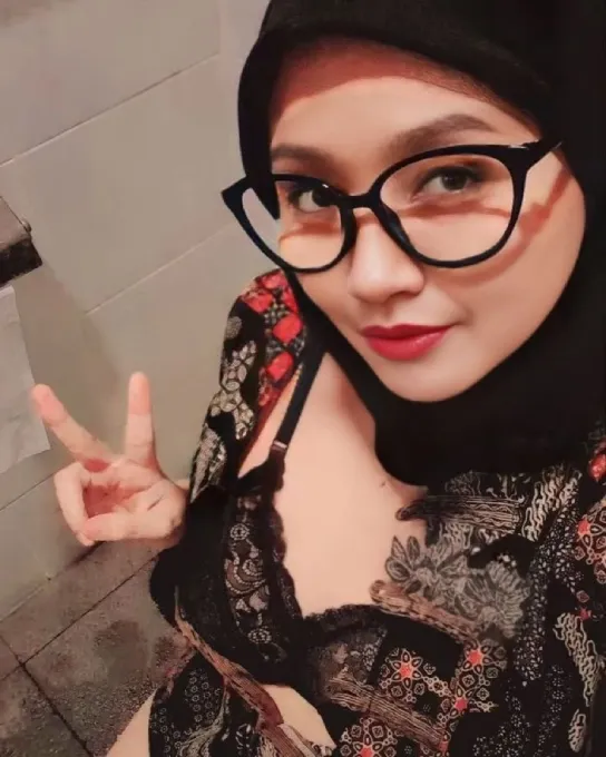 kingbokep Hijab Hitam Kepngen Colmek